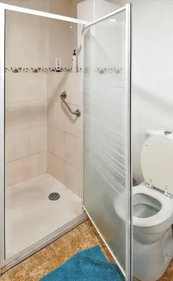 Salle de bains dans l'établissement Maison charmante à Crouy-sur-Ourcq avec jardin privé.
