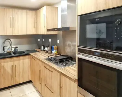Cuisine ou kitchenette dans l'établissement Maison charmante à Crouy-sur-Ourcq avec jardin privé.