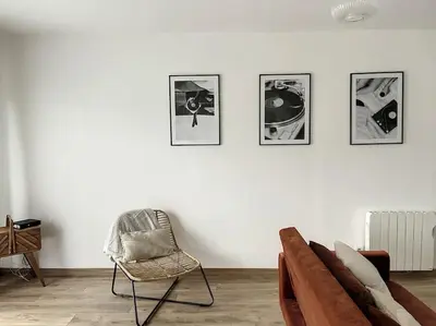 Coin salon dans l'établissement Le Julia - Neuf - Gare et garage