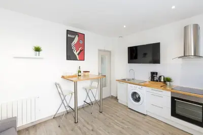 Cuisine ou kitchenette dans l'établissement Tranquilis - Studio hypercentre terrasse