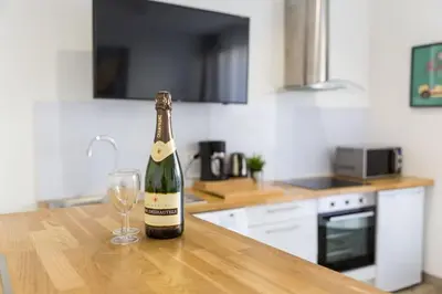 Cuisine ou kitchenette dans l'établissement Tranquilis - Studio hypercentre terrasse
