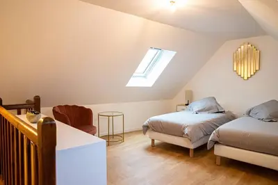 Un ou plusieurs lits dans un hébergement de l'établissement Gîte Les Camélias 2 chambres, 2 salles de bains