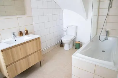 Salle de bains dans l'établissement Gîte Les Camélias 2 chambres, 2 salles de bains