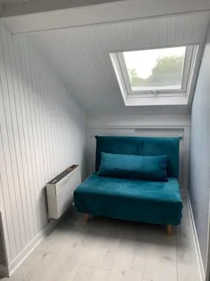 Coin salon dans l'établissement Maison de charme avec vue sur château