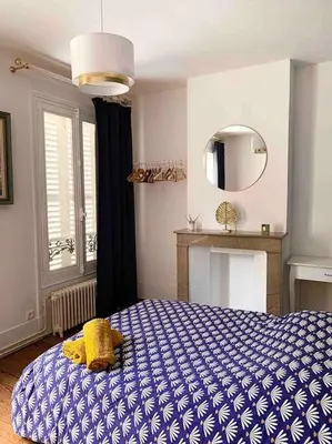 Un ou plusieurs lits dans un hébergement de l'établissement Maison de charme avec vue sur château