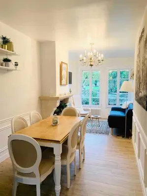 Coin salon dans l'établissement Maison de charme avec vue sur château