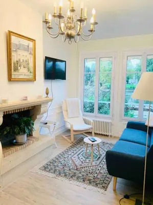 Télévision ou salle de divertissement dans l'établissement Maison de charme avec vue sur château