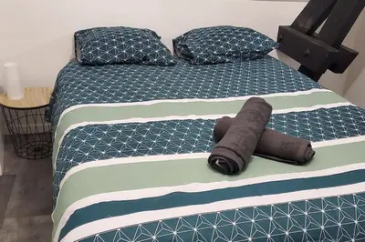Un ou plusieurs lits dans un hébergement de l'établissement Tulsa Home - Comme à la maison, Appartement 1 chambre