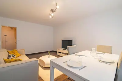 Télévision ou salle de divertissement dans l'établissement Joli appartement Le Chalet + parking