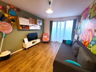 Télévision ou salle de divertissement dans l'établissement Candyland-20min Disney-Famille