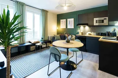 Cuisine ou kitchenette dans l'établissement La Suite 92 proche gare et centre ville