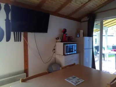 Télévision ou salle de divertissement dans l'établissement chalet tout équipé
