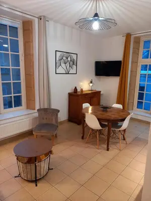 Télévision ou salle de divertissement dans l'établissement le Fort de Bayle