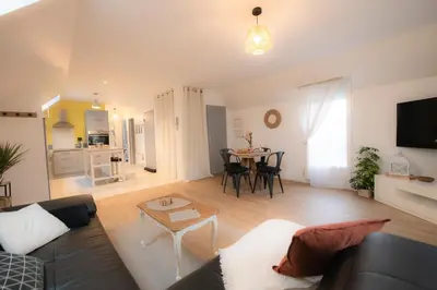 Télévision ou salle de divertissement dans l'établissement Gîte les hauts de Verberie - appartement calme et lumineux