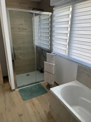 Salle de bains dans l'établissement Superbe Maison avec jardin