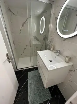 Salle de bains dans l'établissement Superbe appartement avec spa privatif