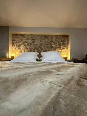 Un ou plusieurs lits dans un hébergement de l'établissement Superbe appartement avec spa privatif
