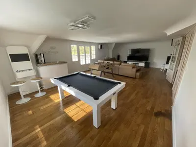 Télévision ou salle de divertissement dans l'établissement VILLA DE 450M2 POUR 15 PERS 15 MN DISNEYLAND PARIS ET 45MN PARIS AVEC GRAND JARDIN