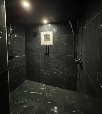 Salle de bains dans l'établissement L'Elixir d'Amour Love Room proche Disneyland