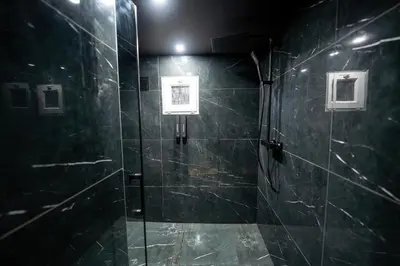 Salle de bains dans l'établissement L'Elixir d'Amour Love Room proche Disneyland