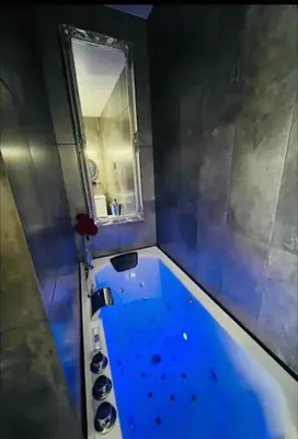 Salle de bains dans l'établissement Orphelin studio avec Balnéo proche centre ville