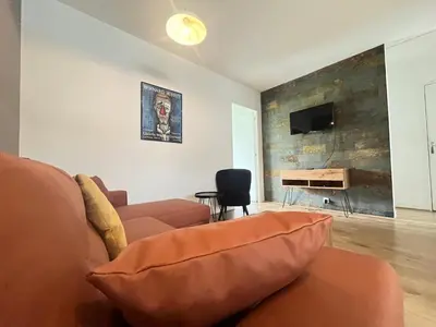 Télévision ou salle de divertissement dans l'établissement Henri/ 3 chambres vue sur le canal et la basilique