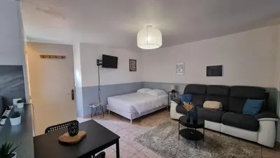 Un ou plusieurs lits dans un hébergement de l'établissement Léa rdc centre-ville rénové concon cosy parking 36m2