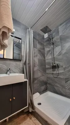 Salle de bains dans l'établissement Léa rdc centre-ville rénové concon cosy parking 36m2