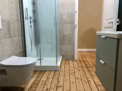 Salle de bains dans l'établissement Maison Meulière avec jardin