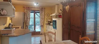 Cuisine ou kitchenette dans l'établissement Maison de campagne près d'un plan d'eau et des belles forêts !