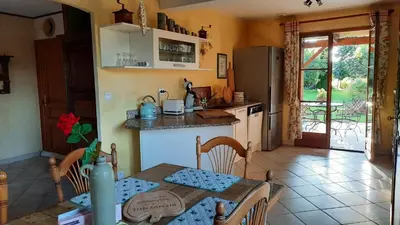 Cuisine ou kitchenette dans l'établissement Maison de campagne près d'un plan d'eau et des belles forêts !
