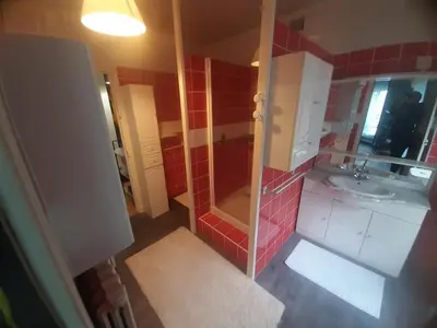 Salle de bains dans l'établissement Maison de ville au centre de Fismes