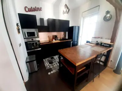 Cuisine ou kitchenette dans l'établissement Maison de ville au centre de Fismes