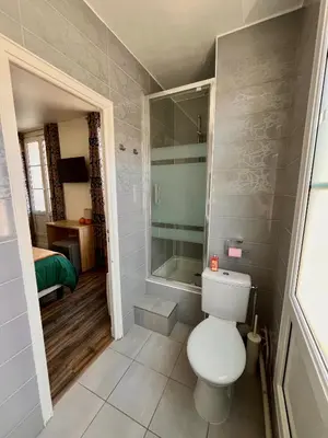 Salle de bains dans l'établissement Armor Hotel