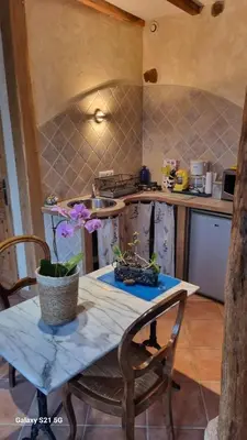 Cuisine ou kitchenette dans l'établissement La Bar La Bonne