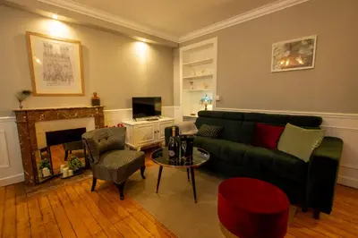 Télévision ou salle de divertissement dans l'établissement Cosy Art Gallery