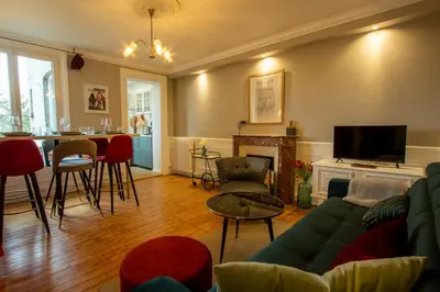 Télévision ou salle de divertissement dans l'établissement Cosy Art Gallery
