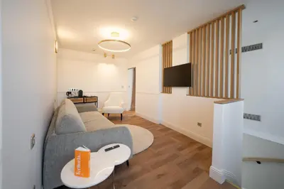 Télévision ou salle de divertissement dans l'établissement Hôtel Margaux