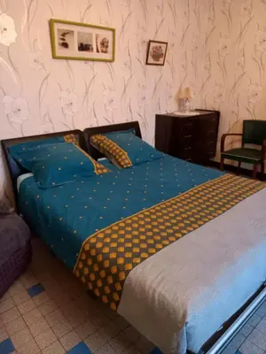 Un ou plusieurs lits dans un hébergement de l'établissement Maison charmante à Chepy avec jardin et piste de pétanque