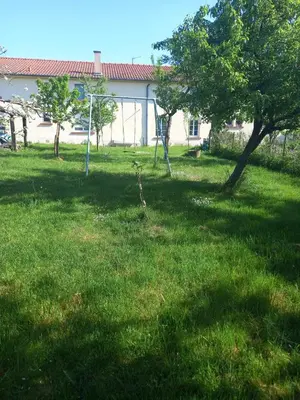 Jardin de l'établissement Maison charmante à Chepy avec jardin et piste de pétanque