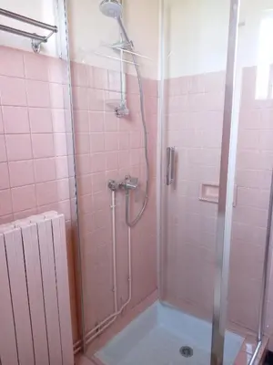 Salle de bains dans l'établissement Maison charmante à Chepy avec jardin et piste de pétanque