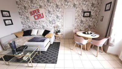 Coin salon dans l'établissement Gite Urbain - La Capsule - Parking