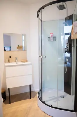 Salle de bains dans l'établissement Studio Ensoleillé 2pers wifi