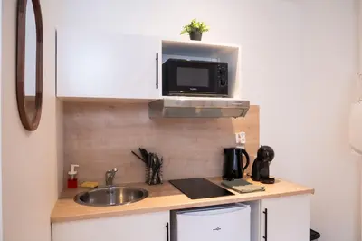 Cuisine ou kitchenette dans l'établissement Studio Ensoleillé 2pers wifi
