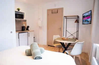 Télévision ou salle de divertissement dans l'établissement Studio Ensoleillé 2pers wifi