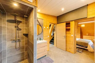 Salle de bains dans l'établissement Cottage 3 chambres - Chaleureux chalet pour 6