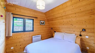 Un ou plusieurs lits dans un hébergement de l'établissement Cottage 2 chambres - Chalet climatisé pour 4