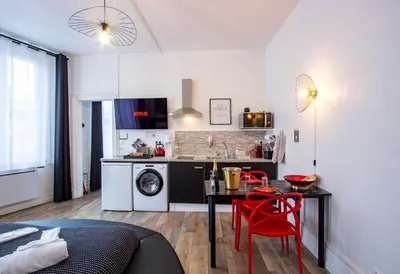 Cuisine ou kitchenette dans l'établissement L'Hyper Centre - Netflix & Wifi - Literie Haut de Gamme - check-in 24H24 - GoodMarning