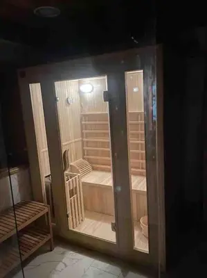 Salle de bains dans l'établissement MAISONS - SAUNA, HAMMAN ET PISCINE. FÊTES INTERDIT