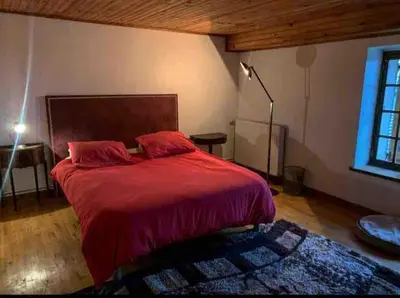 Un ou plusieurs lits dans un hébergement de l'établissement MAISONS - SAUNA, HAMMAN ET PISCINE. FÊTES INTERDIT